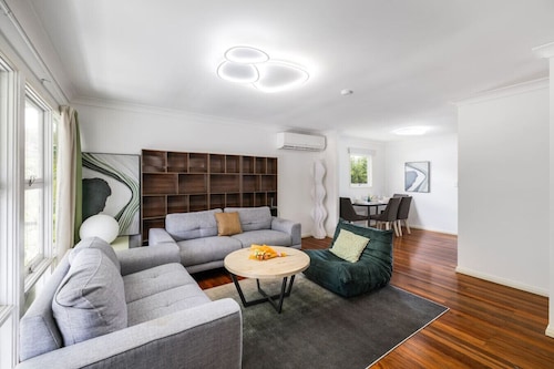 Best Value 4Beds Home Near Shops, Cafes & Forest