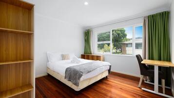 3 bedrooms, desk, iron/ironing board, WiFi