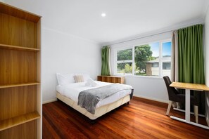 3 bedrooms, desk, iron/ironing board, WiFi