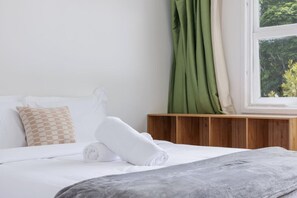 3 bedrooms, desk, iron/ironing board, WiFi - Best Value 4Beds Home Near Shops, Cafes & Forest (Nathan)