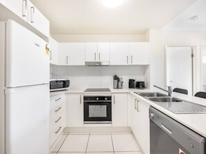 Kjøleskap, mikrobølgeovn, ovn og kokeplater