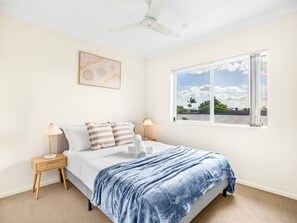 1 bedroom, iron/ironing board, WiFi, bed sheets - Walk to everything! Modern 2Beds Apt w/ EasyAccess (Springwood)