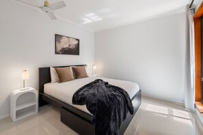 4 habitaciones, escritorio y tabla de planchar con plancha 