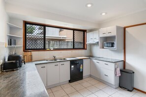 Refrigerador, microondas, horno y parrilla de estufa 