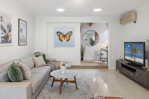 Cozy Comfort: 4BR near Malls and Transport!