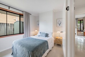 4 makuuhuonetta, työpöytä, silitysrauta/-lauta, vauvan matkasänky