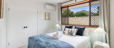 4 chambres, bureau, fer et planche à repasser, lit parapluie