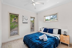 4 bedrooms, iron/ironing board, WiFi, bed sheets