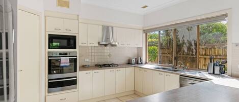 Refrigerador, microondas, horno, placa de cocina