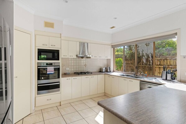 冰箱、微波炉、烤箱、炉灶