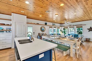 Interior - Shared Pool * 4BR * w/ golf cart * In town & beach (Port Aransas)