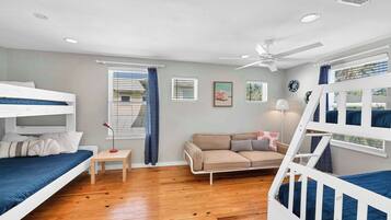 4 間睡房、書桌、熨斗/熨衫板、可攜式嬰兒床