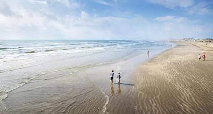 Shared Pool * 4BR * w/ golf cart * In town & beach