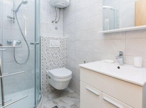 Apartment (Six Bedroom Apartment with Terrace an) | Bathroom | Shower, towels - Guest House Burela (Nin)