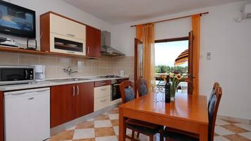 Căn hộ (One Bedroom Apartment with Balcony an) | Bếp riêng | Tủ lạnh