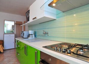Apartment (One Bedroom Apartment with Terrace an) | Private kitchen - Guest House Burela (Nin)