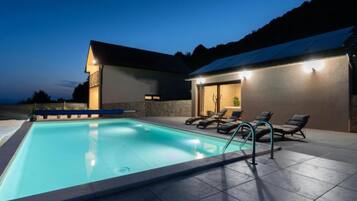 Vila (Four Bedroom Villa with Pool, Hot-Tub) | Piscina | Piscina externa, guarda-sóis, espreguiçadeiras