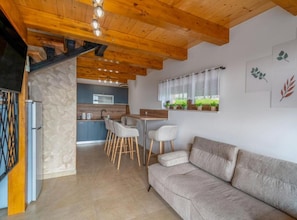 빌라 (Four Bedroom Villa with Pool, Hot-Tub) | 거실 | 디지털 채널 시청이 가능한 32인치 평면 TV, 탁구