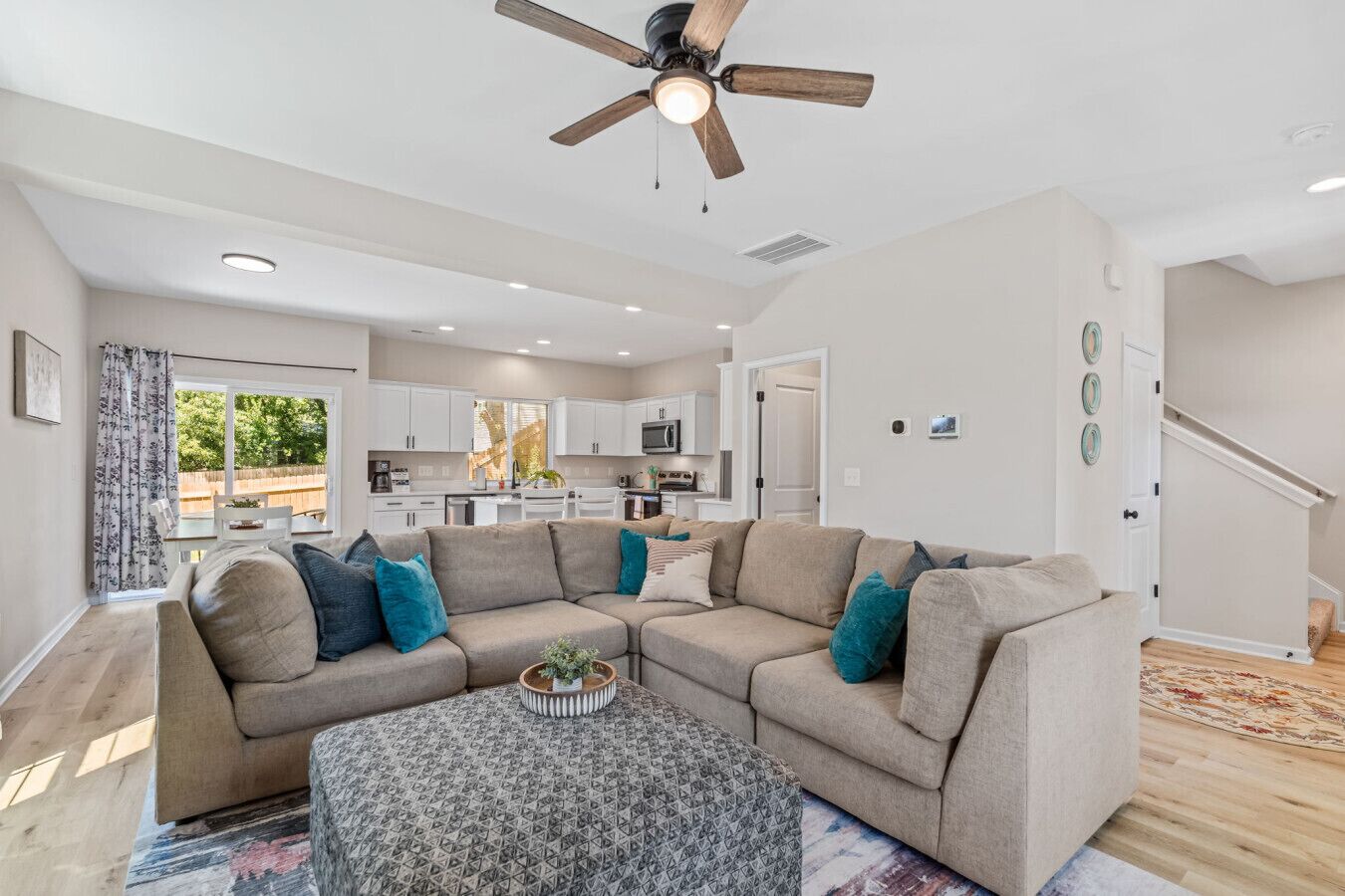 Smart-tv, boeken en een kantoor