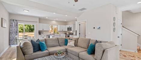 Smart-tv, boeken en een kantoor