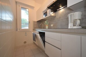 Kjøleskap, mikrobølgeovn, kokeplater og oppvaskmaskin