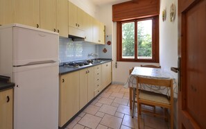 Réfrigérateur, micro-ondes, plaque de cuisson