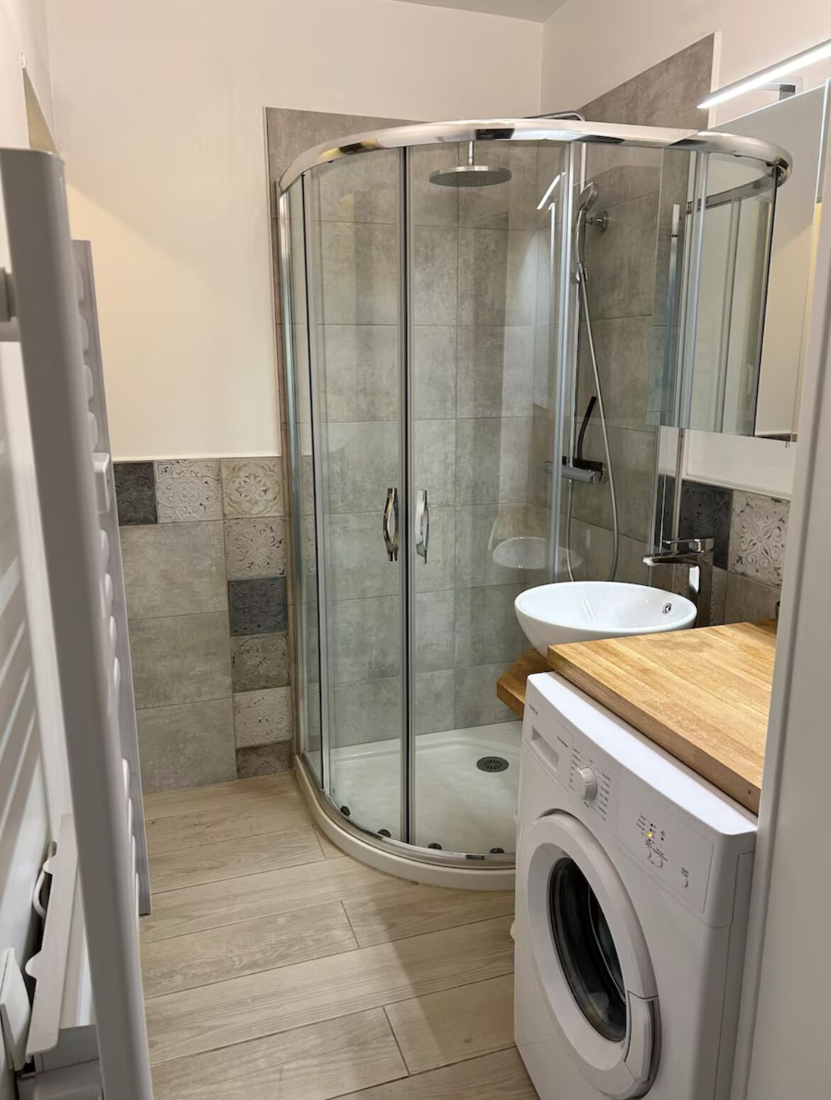 Douche, sèche-cheveux, serviettes fournies, savon