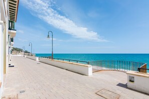 Unclassified image, 2 of 32, button