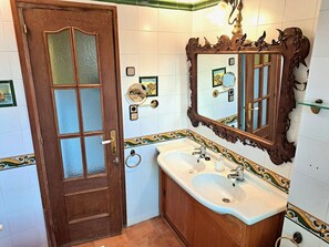 Unclassified image, 5 of 32, button