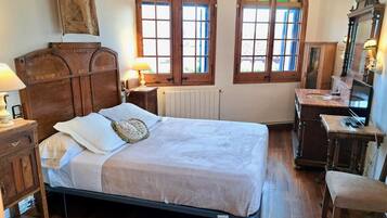 3 slaapkamers, een strijkplank/strijkijzer, gratis wifi, beddengoed