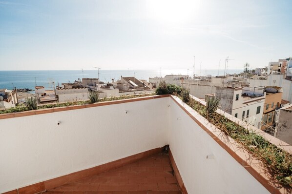 Unclassified image, 1 of 32, button