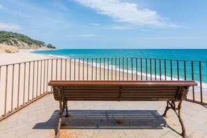 Unclassified image, 4 of 32, button