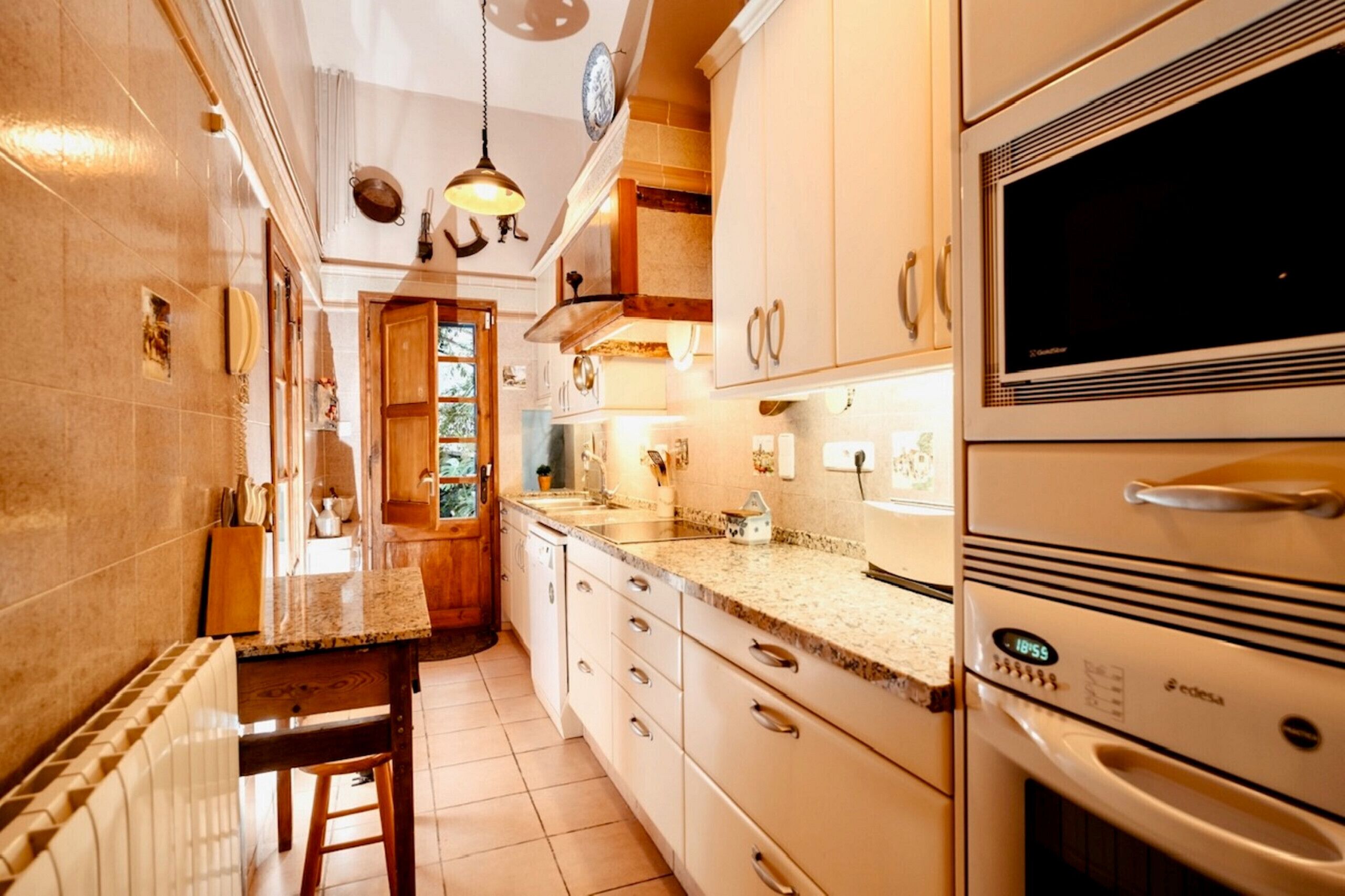 Een koelkast, een microgolfoven, een oven, een vaatwasser