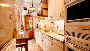 Een koelkast, een microgolfoven, een oven, een vaatwasser