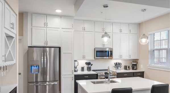 Refrigerador, microondas, horno, placa de cocina