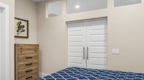 2 habitaciones, escritorio y tabla de planchar con plancha