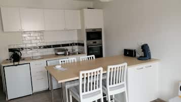 Een koelkast, een microgolfoven, een oven, een kookplaat