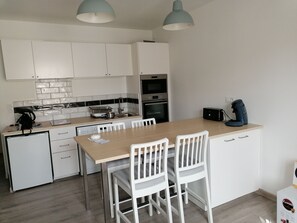 Fridge, microwave, oven, stovetop - Nice apartment in the center of Touraine, in the heart of the Loire castles (L'Île-Bouchard)