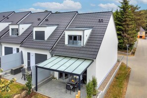 Exterior - Modern vacation home Am Pier 7a with garden - within walking distance of the beach on Usedom (Ostseebad Kölpinsee)