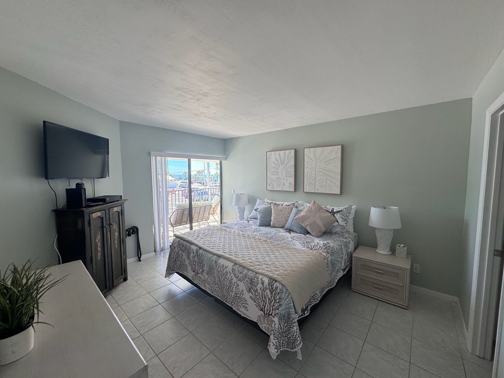 2 bedrooms, iron/ironing board, travel cot, Internet