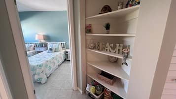 2 soverom, strykejern/-brett, reiseseng for barn og internettilgang