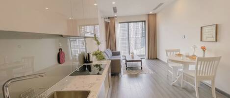 Luxury Apartment, Balcony, City View | Private kitchen