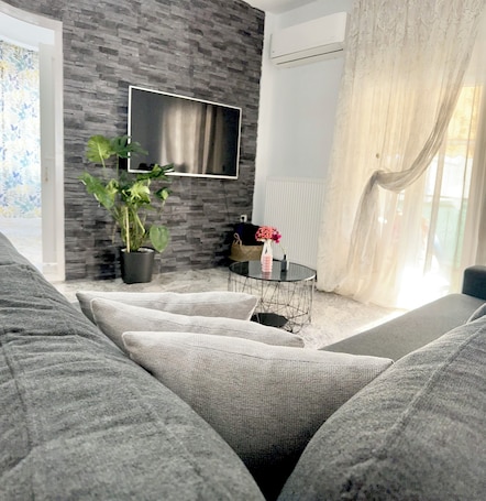 Smart TV. Bright house ,12' from the Aristotelous square