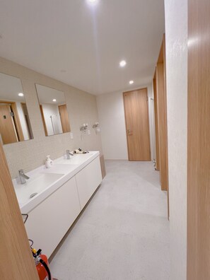 Shower, free toiletries, hair dryer, slippers - Snowball Hostel (Furano)