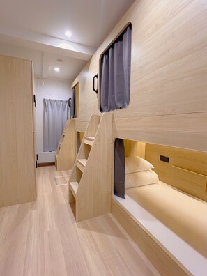 Down duvets, free WiFi, bed sheets - Snowball Hostel (Furano)