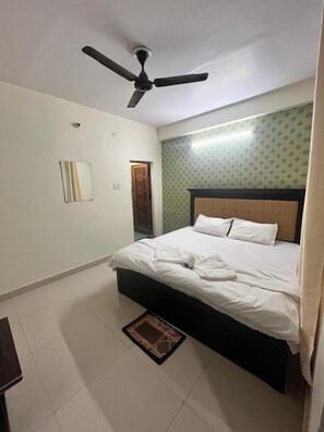 Habitación doble estándar, vista a la ciudad | Wifi gratis y ropa de cama 