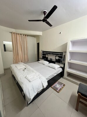 Free WiFi, bed sheets - Shivay Inn (Karchana)