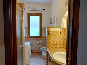 Sèche-cheveux, serviettes fournies, savon, papier toilette
