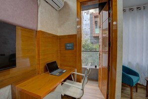 Leilighet – deluxe | Oppholdsområde | En 32-tommers LCD-TV med digitale kanaler