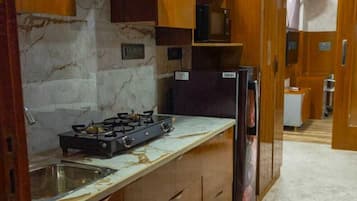 Deluxe Apartment | Private kitchen | Fridge, electric kettle, cookware/dishes/utensils, freezer